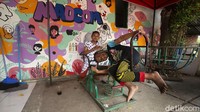 Anak-anak kembali bermain dengan teman-teman sebayanya di kawasan PAUD.
