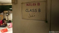 Salah satu anggota Forum Solidaritas Pancoran Bersatu, Febrina Monica, mengatakan bentrokan pada Rabu (17/3) terjadi setelah warga meminta ekskavator untuk keluar dari PAUD. Warga meminta agar PAUD tidak dirobohkan.