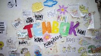 Sejumlah siswa menempelkan lukisan dan tulisan meraka di dinding Pancoran Buntu 2.