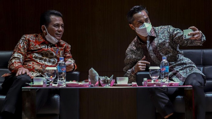 Anindya Bakrie hadiri diskusi ekonomi di Batam Ketua Umum Bidang organisasi,Keanggotaan dan Pemberdayaan daerah Kamar Dagang dan Industri Indonesia (KADIN) Anindya Novyan Bakrie(kanan kedua) bersama Gubernur Kepulauan Riau (Kepri) Ansar Ahmad(kiri kedua )dan Ketua Umum Kamar Dagang dan Industri Indonesia (KADIN)Kepulauan Riau (Kepri) Akhmad Maruf Maulana (kiri) memberikan pemaparaan saat Dialok Ekonomi di Hotel Aston,Batam,Kepulauan Riau, Kamis (18/3/2021)Selain untuk mempererat tali silaturahmi dialog ekonomi ini juga diharapkan mampu menciptakan dan meingkatkan pertumbuhan ekonomi dalam mengembangkan potensi daerah khususnya di Sumatera pada masa pendemi Covid-19.
