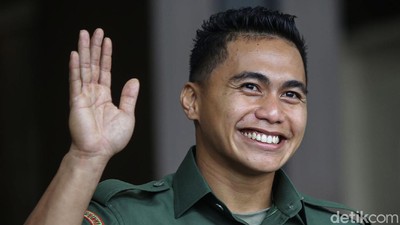 Aprilia Manganang Ganteng Berseragam Jalani Sidang Pergantian Jenis Kelamin