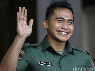 Aprilia Manganang Ganteng Berseragam Jalani Sidang Pergantian Jenis Kelamin