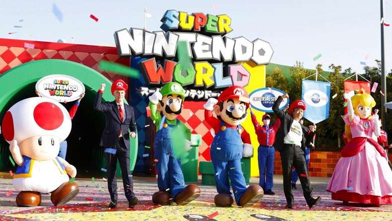 Asyik! Super Nintendo World di Universal Studio Jepang Udah Buka Mario, center, and other characters participate in the opening ceremony of Super Nintendo World, the new attraction based on Nintendo Co.s Super Mario Bros. game series, at Universal Studios Japan (USJ) in Osaka, western Japan, Thursday, March 18, 2021. The opening was postponed twice due to the influence of the coronavirus. (Kyodo News via AP)