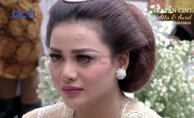 Inilah potret haru Aurel saat mendengar wejangan dari Anang Hermansyah soal rumah tangga. Aurel tampak tak kuasa menahan air matanya.  Foto: dok. Instagram