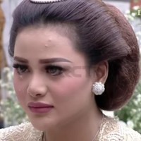 Inilah potret haru Aurel saat mendengar wejangan dari Anang Hermansyah soal rumah tangga. Aurel tampak tak kuasa menahan air matanya.  Foto: dok. Instagram