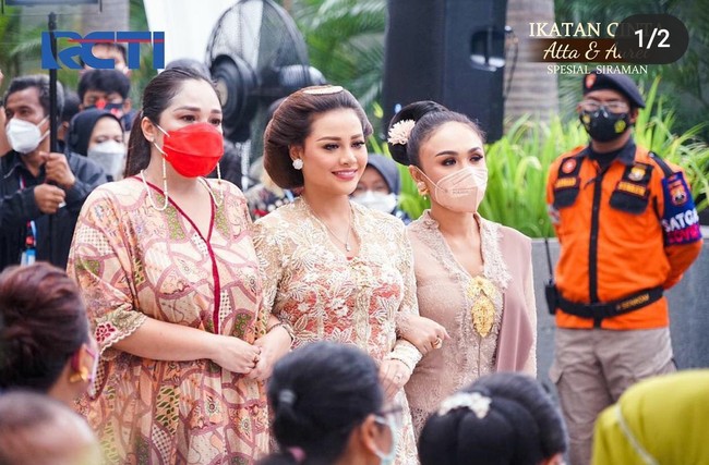 Aurel tampak anggun dengan kebaya pastel pink. Di bagian dalam kebaya dililit kain jumputan merah. Penyanyi 22 tahun itu diapit oleh kakak Ashanty, Amalia Handayani dan Yuni Shara.  Foto: dok. Instagram