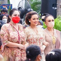 Aurel tampak anggun dengan kebaya pastel pink. Di bagian dalam kebaya dililit kain jumputan merah. Penyanyi 22 tahun itu diapit oleh kakak Ashanty, Amalia Handayani dan Yuni Shara.  Foto: dok. Instagram