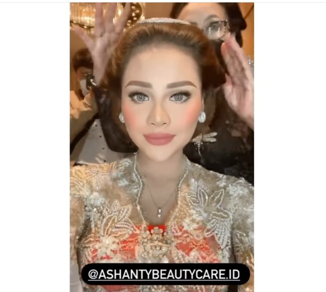 Rambutnya ditata oleh Mamie Hardo, Aurel tampak manglingi dengan sanggul Jawa. Di bagian tengah rambutnya berhiaskan sirkam.  Foto: dok. Instagram