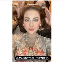 Rambutnya ditata oleh Mamie Hardo, Aurel tampak manglingi dengan sanggul Jawa. Di bagian tengah rambutnya berhiaskan sirkam.  Foto: dok. Instagram