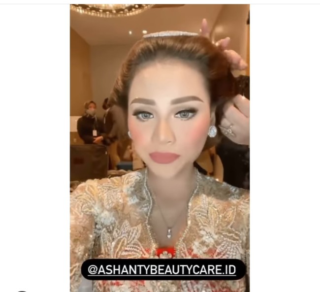 Dalam acara siraman tersebut, Aurel tampil ayu bersanggul Jawa. Aurel yang biasanya tampil dengan rambut panjang terurai, terlihat manglingi dalam prosesi siraman tersebut.  Foto: dok. Instagram