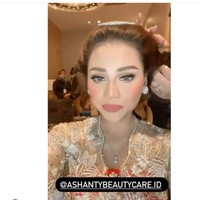 Dalam acara siraman tersebut, Aurel tampil ayu bersanggul Jawa. Aurel yang biasanya tampil dengan rambut panjang terurai, terlihat manglingi dalam prosesi siraman tersebut.  Foto: dok. Instagram