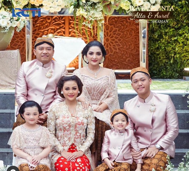 Potret keluarga A6 berbalut busana Jawa. Semuanya menggunakan busana bertema pastel pink. Foto: dok. Instagram