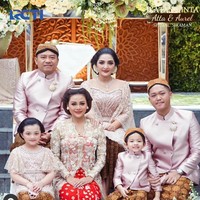 Potret keluarga A6 berbalut busana Jawa. Semuanya menggunakan busana bertema pastel pink. Foto: dok. Instagram