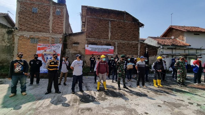 Penyebaran COVID-19 terus diminimalisir dengan berbagai cara. Salah satunya seperti yang dilakukan komunitas di bawah ini.