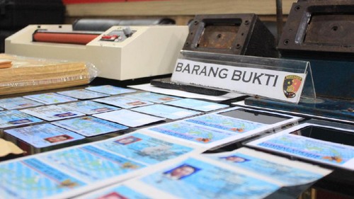 Barang bukti e-KTP palsu yang disita polisi dari tersangka MR. Foto dikirim Kapolres AKBP Putu Kholis Aryana