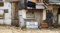 Di lahan itu tampak berdiri sejumlah bangunan semi permanen. Di lokasi lahan juga terdapat plang bertuliskan Pertamina.