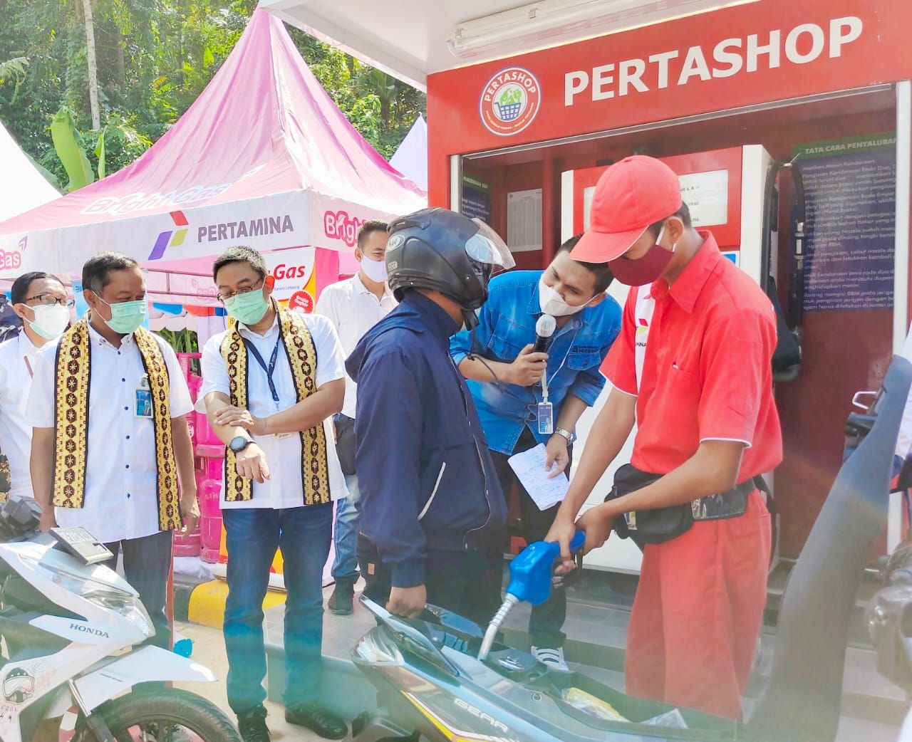 BNI dan Pertamina berupaya menjangkau masyarakat, khususnya pelaku usaha kecil menengah (UKM) yang ingin memiliki usaha dibidang perdagangan bahan bakar minyak (BBM) melalui Program Mitra Pertashop. Direktur Bisnis UMKM BNI Muhammad Iqbal (kiri) bersama Direktur Keuangan Subholding Commercial & Trading Pertamina Arya Suprihadi menunjukkan salah satu Mitra Pertashop yang baru dioperasikan di Kabupaten Pesawaran, Lampung, Jumat (19 Maret 2021). Pada kesempatan ini, BNI menyiapkan Program Khusus Pembiayaan Pertashop yang diharapkan akan mempercepat terwujudnya 70.000 desa dengan SPBU Mini Pertamina.  (Dok. BNI)