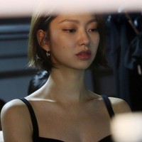 Wanita bertinggi badan 172 cm itu debut di dunia akting dalam Drama Special The Great Gye Choon-bin di 2010 dan My Princess di 2011. Sebelum River Where The Moon Rises, ia bermain dalam My Dangerous Wife. Foto: Instagram @choiyuhwa