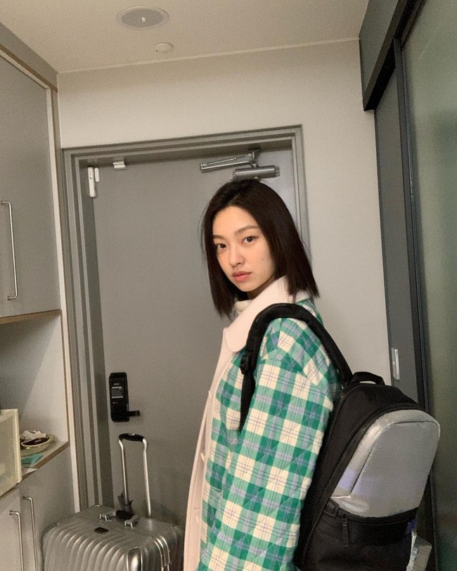 Para penonton menilai jika wajahnya terlihat jauh lebih muda dari usia aslinya. Aktris film Tazza: One Eyed Jack itu pun terlihat cocok bermain dengan pemain-pemain muda seperti Kim So Hyun yang berusia 21 dan Na In Woo yang berusia 26. Netizen memperbincangkan bagaimana Choi Yu Hwa yang ternyata beda belasan tahun dengan mereka.Foto: Instagram @choiyuhwa