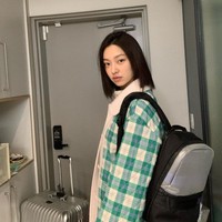 Para penonton menilai jika wajahnya terlihat jauh lebih muda dari usia aslinya. Aktris film Tazza: One Eyed Jack itu pun terlihat cocok bermain dengan pemain-pemain muda seperti Kim So Hyun yang berusia 21 dan Na In Woo yang berusia 26. Netizen memperbincangkan bagaimana Choi Yu Hwa yang ternyata beda belasan tahun dengan mereka.Foto: Instagram @choiyuhwa