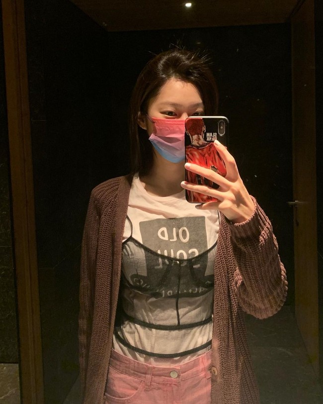 Pemilik akun Instagram @choiyuhwa tersebut memang tampak dengan bentuk wajahnya yang kecil dan ramping. Ia pun terlihat semakin awet muda dengan gaya busana yang stylish dan kasual. Foto: Instagram @choiyuhwa