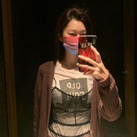 Pemilik akun Instagram @choiyuhwa tersebut memang tampak dengan bentuk wajahnya yang kecil dan ramping. Ia pun terlihat semakin awet muda dengan gaya busana yang stylish dan kasual. Foto: Instagram @choiyuhwa