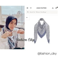 Ketika tengah berlibur ke Eropa, Citra Kirana juga tampak mengenakan syal dari merek ternama Louis Vuitton. Syal berwarna abu-abu itu diperkirakan dibanderol dengan harga sekitar Rp 9 juta. Foto: dok. Instagram/@fashion_ciky