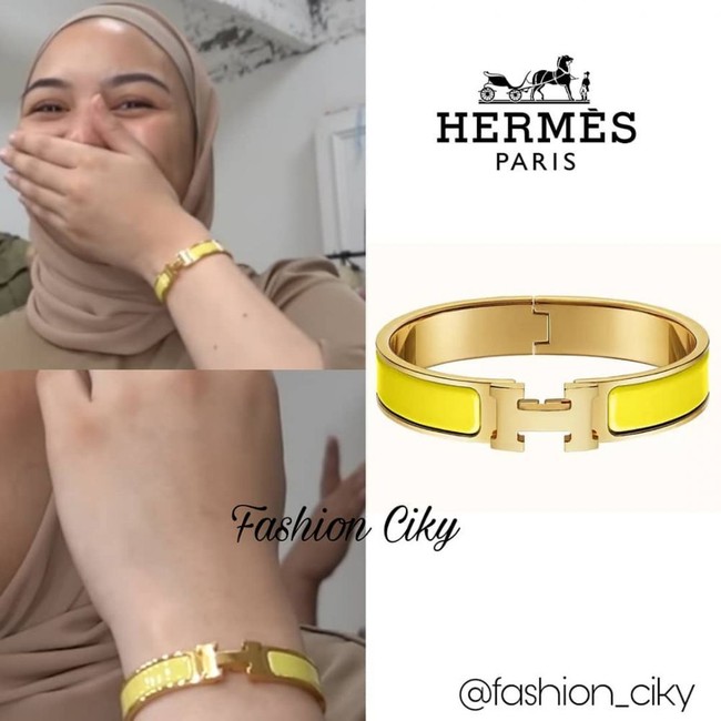 Gelang berwarna kuning dengan lambang H di bagian tengah yang tampak pernah dikenakan oleh Citra Kirana ini merupakan keluaran dari Hermes. Gelang tersebut  berharga sekitar Rp 8,9 juta. Foto: dok. Instagram/@fashion_ciky