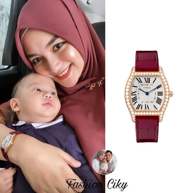 Selanjutnya ada jam tangan dengan tali berwarna maroon keluaran merek Cartier. Jam tangan tersebut dibanderol dengan harga yang lebih fantastis, yaitu sekitar Rp 507 juta. Foto: dok. Instagram/@fashion_ciky