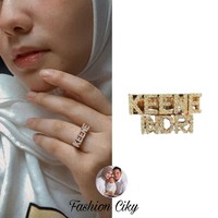 Cincin bertuliskan KEENE yang dikenakan oleh Citra Kirana berasal dari merek Annsjewel. Walaupun berukuran kecil, harga cincin itu ditaksir mencapai Rp 17,5 juta. Foto: dok. Instagram/@fashion_ciky