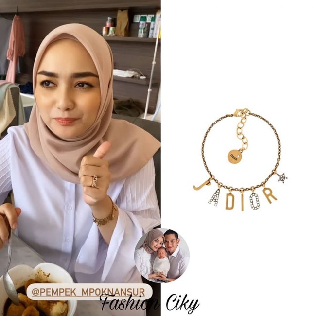 Jika dilihat sekilas gelang tangan yang digunakan oleh Citra Kirana yang satu ini cukup simple. Dilansir dari akun Instagram @fashion_ciky, ternyata gelang keluaran Dior yang digunakan Citra dibanderol dengan harga sekitar Rp 10,5 juta. Foto: dok. Instagram/@fashion_ciky