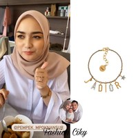 Jika dilihat sekilas gelang tangan yang digunakan oleh Citra Kirana yang satu ini cukup simple. Dilansir dari akun Instagram @fashion_ciky, ternyata gelang keluaran Dior yang digunakan Citra dibanderol dengan harga sekitar Rp 10,5 juta. Foto: dok. Instagram/@fashion_ciky