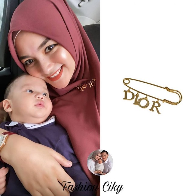 Citra Kirana juga sempat terlihat mengenakan bros kecil untuk mempercantik hijabnya. Bros dengan bentuk menyerupai peniti dengan tulisan DIOR itu ternyata dibanderol dengan harga Rp 10,9 juta. Foto: dok. Instagram/@fashion_ciky