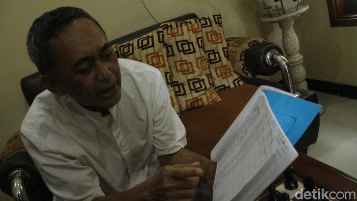 Dadang Subur pamer catatan kemenangan dalam bukunya.