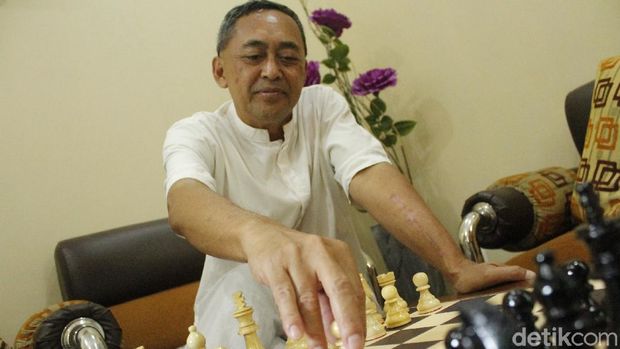 Dadang Subur, Dewa Kipas Dadang Subur, Dewa Kipas, bersiap menghadapi GM Wanita Irene Kharisma.