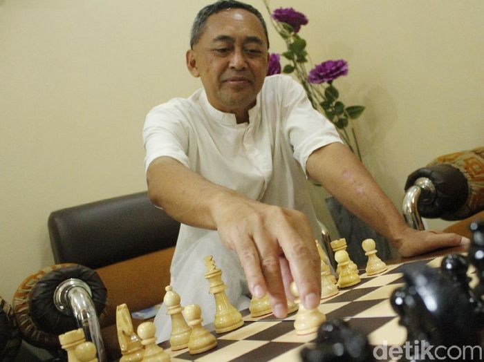 Dadang Subur, Dewa Kipas Dadang Subur, Dewa Kipas, bersiap menghadapi GM Wanita Irene Kharisma.