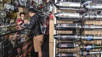 Jika melebihi ambang batas itu pengendara bisa dianggap melanggar karena knalpot dianggap tak laik jalan sesuai dengan UU no.22 tahun 2009 tentang Lalu Lintas dan Angkutan Jalan Pasal 285.
