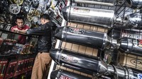 Penjual knalpot dan aksesori modifikasi sepeda motor melayani calon pembeli di kawasan Kampung Melayu, Jakarta, Jumat (19/3/2021). 