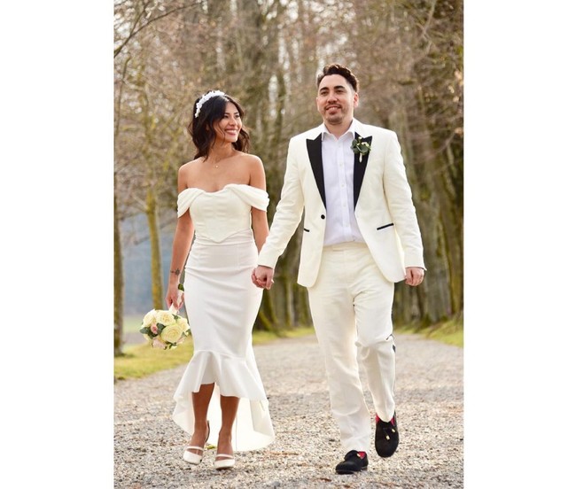 Lewat unggahan Instagram, wanita 35 tahun ini mengungkapkan kalau gaun pengantinnya hanya seharga kurang dari Rp 100 ribu. Foto: Instagram/@dionne