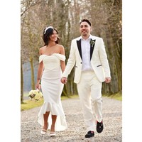 Lewat unggahan Instagram, wanita 35 tahun ini mengungkapkan kalau gaun pengantinnya hanya seharga kurang dari Rp 100 ribu. Foto: Instagram/@dionne