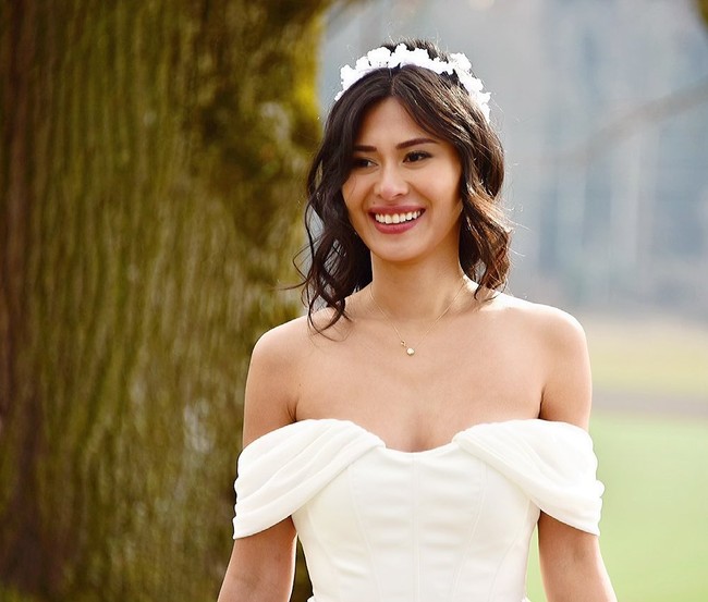 Aktris Filipina Dionne Monsanto menikah dengan pebisnis Ryan Stalder di Bern, Swiss, pada 8 Maret 2021. Keduanya tampil bersahaja dengan busana serba putih. Foto: Instagram/@dionne