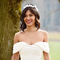 Aktris Filipina Dionne Monsanto menikah dengan pebisnis Ryan Stalder di Bern, Swiss, pada 8 Maret 2021. Keduanya tampil bersahaja dengan busana serba putih. Foto: Instagram/@dionne