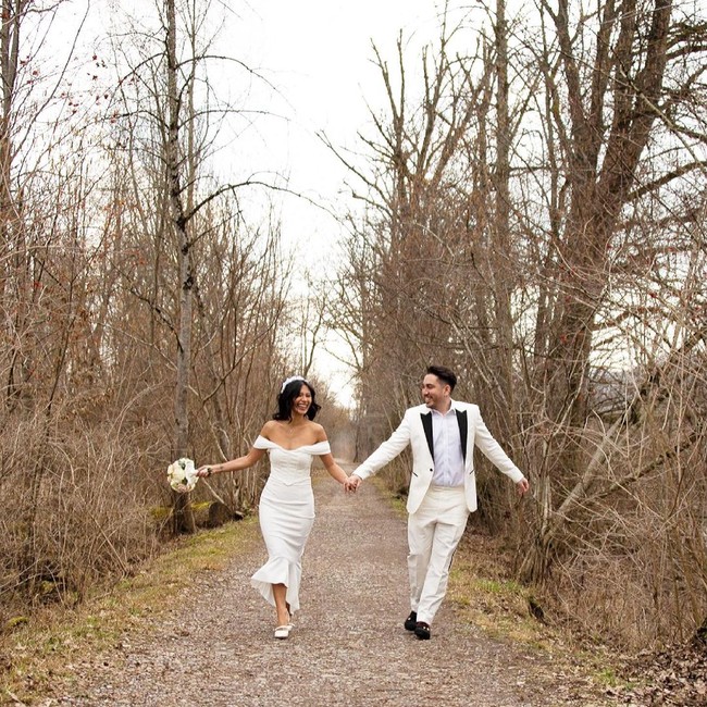 Dionne Monsanto mengungkapkan alasan kenapa dia tidak mau mengeluarkan bujet besar untuk gaun pengantinnya. Sebab semakin bertambahnya usia, dia menyadari makin banyak hal yang dilihatnya hanya sebagai sebuah benda. Foto: Instagram/@dionne