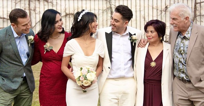 Uniknya, Dionne Monsanto bisa mendapatkan dua gaya berbeda dengan mengenakan busana yang sama. Foto: Instagram/@dionne