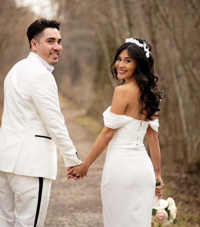 Ia mengenakan atasan korset yang digabungkan dengan rok putih berpotongan peplum. Rok merupakan pemberian dari adiknya tahun lalu, sementara atasan dengan detail draperi pada lengan dibelinya dari online shop. Foto: Instagram/@dionne