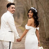 Ia mengenakan atasan korset yang digabungkan dengan rok putih berpotongan peplum. Rok merupakan pemberian dari adiknya tahun lalu, sementara atasan dengan detail draperi pada lengan dibelinya dari online shop. Foto: Instagram/@dionne