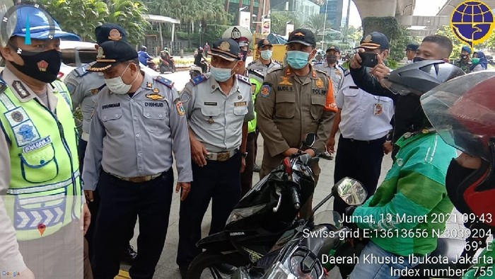 Dishub DKI gebah pemotor yang putar balik di trotoar depan Mal Kuningan City, Jaksel. (Dok situs CRM Jakarta Smart City)