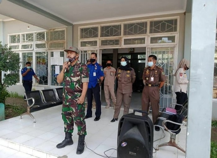 Foto beredar di media sosial saat Kasatpol PP Takalar Muhammad Alwi memimpin apel menggunakan seragam loreng (dok. Istemewa).