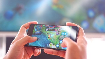 Layar Galaxy A72 mendukung touch sampling rate yang bikin seru bermain game. Foto: Adi Fida Rahman/detikINET  