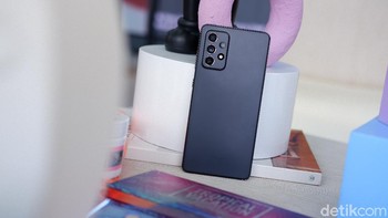 Memiliki baterai 5.000 mAh dengan pengisian cepat 25W. Foto: Adi Fida Rahman/detikINET
